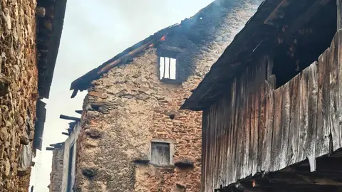 Las Médulas, reconocidas internacionalmente como Patrimonio de la Humanidad, han sucumbido al voraz incendio que desde hace días asola la provincia de León. El fuego no ha dejado rincón sin quemar, arrasando el característico paisaje de esta antigua mina romana y convirtiéndolo en un escenario de ceniza y destrucción. Fotos: DipuLeón