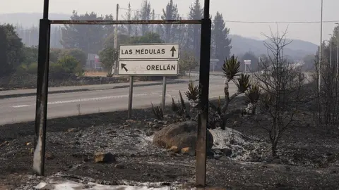 Las Médulas, reconocidas internacionalmente como Patrimonio de la Humanidad, han sucumbido al voraz incendio que desde hace días asola la provincia de León. El fuego no ha dejado rincón sin quemar, arrasando el característico paisaje de esta antigua mina romana y convirtiéndolo en un escenario de ceniza y destrucción. Fotos: DipuLeón