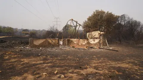 Las Médulas, reconocidas internacionalmente como Patrimonio de la Humanidad, han sucumbido al voraz incendio que desde hace días asola la provincia de León. El fuego no ha dejado rincón sin quemar, arrasando el característico paisaje de esta antigua mina romana y convirtiéndolo en un escenario de ceniza y destrucción. Fotos: DipuLeón