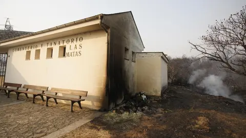 Las Médulas, reconocidas internacionalmente como Patrimonio de la Humanidad, han sucumbido al voraz incendio que desde hace días asola la provincia de León. El fuego no ha dejado rincón sin quemar, arrasando el característico paisaje de esta antigua mina romana y convirtiéndolo en un escenario de ceniza y destrucción. Fotos: DipuLeón