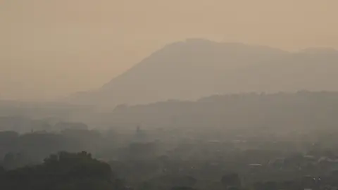 Las Médulas, reconocidas internacionalmente como Patrimonio de la Humanidad, han sucumbido al voraz incendio que desde hace días asola la provincia de León. El fuego no ha dejado rincón sin quemar, arrasando el característico paisaje de esta antigua mina romana y convirtiéndolo en un escenario de ceniza y destrucción. Fotos: DipuLeón