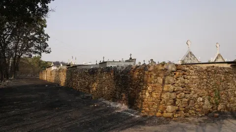 Las Médulas, reconocidas internacionalmente como Patrimonio de la Humanidad, han sucumbido al voraz incendio que desde hace días asola la provincia de León. El fuego no ha dejado rincón sin quemar, arrasando el característico paisaje de esta antigua mina romana y convirtiéndolo en un escenario de ceniza y destrucción. Fotos: DipuLeón