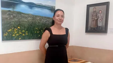La presente exposición abarca diecinueve obras en variados formatos, lienzos y láminas, óleo y acrílico, pincel y espátula. Multidisciplinar, muestra una especial sensibilidad para la composición y técnica bien consolidada. Hay oficio. Foto: Jesús Ferrero