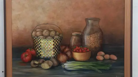 La presente exposición abarca diecinueve obras en variados formatos, lienzos y láminas, óleo y acrílico, pincel y espátula. Multidisciplinar, muestra una especial sensibilidad para la composición y técnica bien consolidada. Hay oficio. Foto: Jesús Ferrero