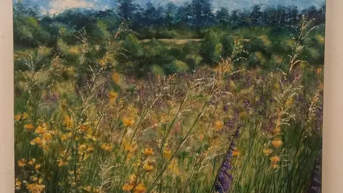 La presente exposición abarca diecinueve obras en variados formatos, lienzos y láminas, óleo y acrílico, pincel y espátula. Multidisciplinar, muestra una especial sensibilidad para la composición y técnica bien consolidada. Hay oficio. Foto: Jesús Ferrero