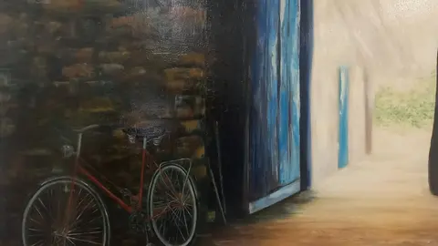La presente exposición abarca diecinueve obras en variados formatos, lienzos y láminas, óleo y acrílico, pincel y espátula. Multidisciplinar, muestra una especial sensibilidad para la composición y técnica bien consolidada. Hay oficio. Foto: Jesús Ferrero