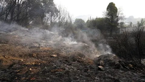 Las más de 700 personas que fueron desalojadas en la jornada de ayer de las localidades de Voces, Carucedo, Yeres y Orellán, debido al incendio declarado en el entorno de Las Médulas, a los que este lunes se sumaron los vecinos de Santalavilla y Llamas de Cabrera, no podrán regresar por ahora a sus pueblos. Fotos: César Hornija