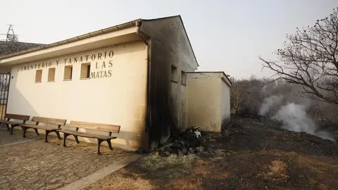 Las más de 700 personas que fueron desalojadas en la jornada de ayer de las localidades de Voces, Carucedo, Yeres y Orellán, debido al incendio declarado en el entorno de Las Médulas, a los que este lunes se sumaron los vecinos de Santalavilla y Llamas de Cabrera, no podrán regresar por ahora a sus pueblos. Fotos: César Hornija