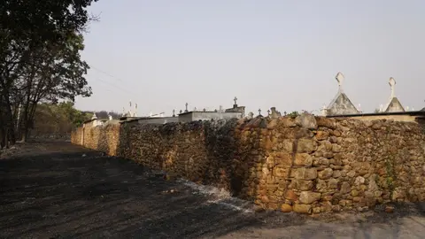 Las más de 700 personas que fueron desalojadas en la jornada de ayer de las localidades de Voces, Carucedo, Yeres y Orellán, debido al incendio declarado en el entorno de Las Médulas, a los que este lunes se sumaron los vecinos de Santalavilla y Llamas de Cabrera, no podrán regresar por ahora a sus pueblos. Fotos: César Hornija
