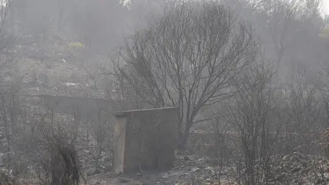 Las más de 700 personas que fueron desalojadas en la jornada de ayer de las localidades de Voces, Carucedo, Yeres y Orellán, debido al incendio declarado en el entorno de Las Médulas, a los que este lunes se sumaron los vecinos de Santalavilla y Llamas de Cabrera, no podrán regresar por ahora a sus pueblos. Fotos: César Hornija