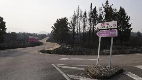 Las más de 700 personas que fueron desalojadas en la jornada de ayer de las localidades de Voces, Carucedo, Yeres y Orellán, debido al incendio declarado en el entorno de Las Médulas, a los que este lunes se sumaron los vecinos de Santalavilla y Llamas de Cabrera, no podrán regresar por ahora a sus pueblos. Fotos: César Hornija