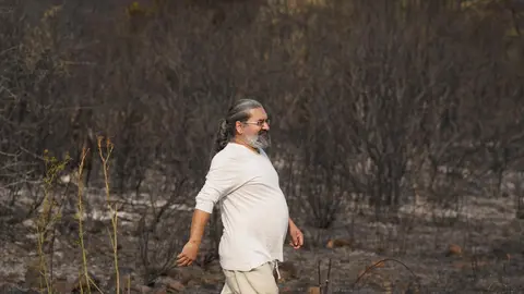 Las más de 700 personas que fueron desalojadas en la jornada de ayer de las localidades de Voces, Carucedo, Yeres y Orellán, debido al incendio declarado en el entorno de Las Médulas, a los que este lunes se sumaron los vecinos de Santalavilla y Llamas de Cabrera, no podrán regresar por ahora a sus pueblos. Fotos: César Hornija
