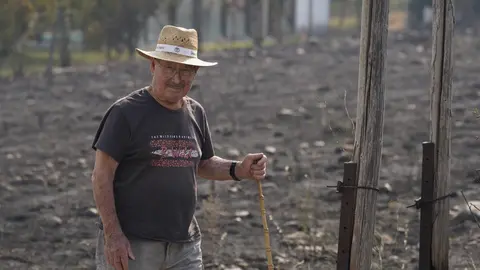 Las más de 700 personas que fueron desalojadas en la jornada de ayer de las localidades de Voces, Carucedo, Yeres y Orellán, debido al incendio declarado en el entorno de Las Médulas, a los que este lunes se sumaron los vecinos de Santalavilla y Llamas de Cabrera, no podrán regresar por ahora a sus pueblos. Fotos: César Hornija