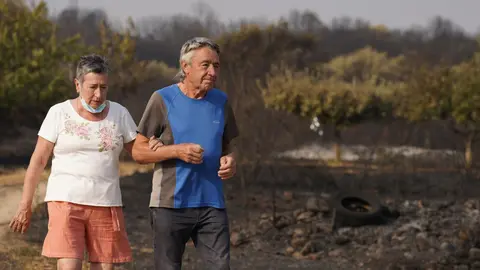 Las más de 700 personas que fueron desalojadas en la jornada de ayer de las localidades de Voces, Carucedo, Yeres y Orellán, debido al incendio declarado en el entorno de Las Médulas, a los que este lunes se sumaron los vecinos de Santalavilla y Llamas de Cabrera, no podrán regresar por ahora a sus pueblos. Fotos: César Hornija