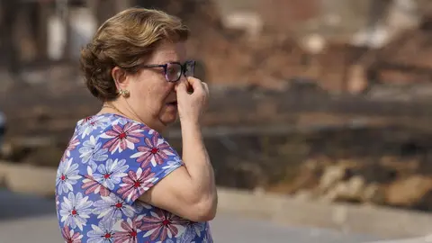 Las más de 700 personas que fueron desalojadas en la jornada de ayer de las localidades de Voces, Carucedo, Yeres y Orellán, debido al incendio declarado en el entorno de Las Médulas, a los que este lunes se sumaron los vecinos de Santalavilla y Llamas de Cabrera, no podrán regresar por ahora a sus pueblos. Fotos: César Hornija