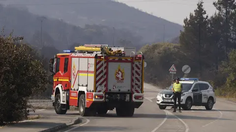 Las más de 700 personas que fueron desalojadas en la jornada de ayer de las localidades de Voces, Carucedo, Yeres y Orellán, debido al incendio declarado en el entorno de Las Médulas, a los que este lunes se sumaron los vecinos de Santalavilla y Llamas de Cabrera, no podrán regresar por ahora a sus pueblos. Fotos: César Hornija