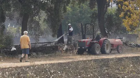 Las más de 700 personas que fueron desalojadas en la jornada de ayer de las localidades de Voces, Carucedo, Yeres y Orellán, debido al incendio declarado en el entorno de Las Médulas, a los que este lunes se sumaron los vecinos de Santalavilla y Llamas de Cabrera, no podrán regresar por ahora a sus pueblos. Fotos: César Hornija