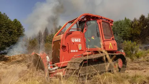 El incendio iniciado en la tarde de este domingo en Molezuelas de la Carballeda, que se mantiene en nivel dos después de haber arrasado ya unas 3.500 hectáreas y de calcinar varias viviendas y una nave en la localidad de Cubo de Benavente, continúa complicándose por las condiciones meteorológicas y además de saltar a la provincia de León ha obligado al desalojo de unos 200 vecinos de Congosta.