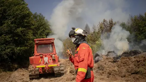Efectivos de la UME trabajan en el incendio de Molezuelas, en León.