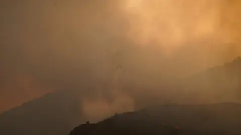El operativo de extinción se enfrenta a un escenario límite en la provincia de León. El principal objetivo es evitar que los incendios de Yeres y Llamas de Cabrera, ambos declarados nivel 2 del Índice de Gravedad Potencial (IGR), se unan en un único frente incontrolable. Fotos: César Hornija