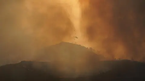 El operativo de extinción se enfrenta a un escenario límite en la provincia de León. El principal objetivo es evitar que los incendios de Yeres y Llamas de Cabrera, ambos declarados nivel 2 del Índice de Gravedad Potencial (IGR), se unan en un único frente incontrolable. Fotos: César Hornija