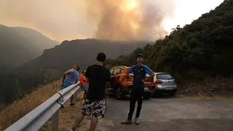 El operativo de extinción se enfrenta a un escenario límite en la provincia de León. El principal objetivo es evitar que los incendios de Yeres y Llamas de Cabrera, ambos declarados nivel 2 del Índice de Gravedad Potencial (IGR), se unan en un único frente incontrolable. Fotos: César Hornija