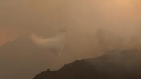 El operativo de extinción se enfrenta a un escenario límite en la provincia de León. El principal objetivo es evitar que los incendios de Yeres y Llamas de Cabrera, ambos declarados nivel 2 del Índice de Gravedad Potencial (IGR), se unan en un único frente incontrolable. Fotos: César Hornija