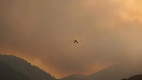El operativo de extinción se enfrenta a un escenario límite en la provincia de León. El principal objetivo es evitar que los incendios de Yeres y Llamas de Cabrera, ambos declarados nivel 2 del Índice de Gravedad Potencial (IGR), se unan en un único frente incontrolable. Fotos: César Hornija