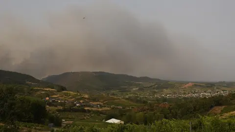 El operativo de extinción se enfrenta a un escenario límite en la provincia de León. El principal objetivo es evitar que los incendios de Yeres y Llamas de Cabrera, ambos declarados nivel 2 del Índice de Gravedad Potencial (IGR), se unan en un único frente incontrolable. Fotos: César Hornija