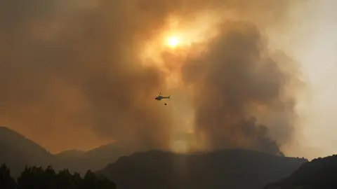 El operativo de extinción se enfrenta a un escenario límite en la provincia de León. El principal objetivo es evitar que los incendios de Yeres y Llamas de Cabrera, ambos declarados nivel 2 del Índice de Gravedad Potencial (IGR), se unan en un único frente incontrolable. Fotos: César Hornija