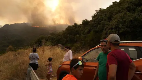 El operativo de extinción se enfrenta a un escenario límite en la provincia de León. El principal objetivo es evitar que los incendios de Yeres y Llamas de Cabrera, ambos declarados nivel 2 del Índice de Gravedad Potencial (IGR), se unan en un único frente incontrolable. Fotos: César Hornija