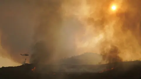 El operativo de extinción se enfrenta a un escenario límite en la provincia de León. El principal objetivo es evitar que los incendios de Yeres y Llamas de Cabrera, ambos declarados nivel 2 del Índice de Gravedad Potencial (IGR), se unan en un único frente incontrolable. Fotos: César Hornija