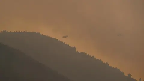 El operativo de extinción se enfrenta a un escenario límite en la provincia de León. El principal objetivo es evitar que los incendios de Yeres y Llamas de Cabrera, ambos declarados nivel 2 del Índice de Gravedad Potencial (IGR), se unan en un único frente incontrolable. Fotos: César Hornija