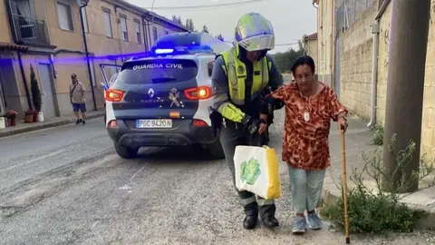 Las más de 700 personas que fueron desalojadas en la jornada de ayer de las localidades de Voces, Carucedo, Yeres y Orellán, debido al incendio declarado en el entorno de Las Médulas, a los que este lunes se sumaron los vecinos de Santalavilla y Llamas de Cabrera, no podrán regresar por ahora a sus pueblos. Foto: Guardia Civil.