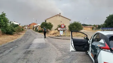 Las más de 700 personas que fueron desalojadas en la jornada de ayer de las localidades de Voces, Carucedo, Yeres y Orellán, debido al incendio declarado en el entorno de Las Médulas, a los que este lunes se sumaron los vecinos de Santalavilla, Pinilla de la Valdería y Llamas de Cabrera, no podrán regresar por ahora a sus pueblos. Foto: Guardia Civil.