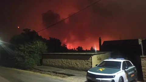 Las más de 700 personas que fueron desalojadas en la jornada de ayer de las localidades de Voces, Carucedo, Yeres y Orellán, debido al incendio declarado en el entorno de Las Médulas, a los que este lunes se sumaron los vecinos de Santalavilla y Llamas de Cabrera, no podrán regresar por ahora a sus pueblos. Foto: Guardia Civil.