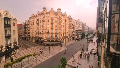 La capital y gran parte de la provincia viven un mediodía irreal, con el cielo teñido de ocre por la intrusión de polvo africano y el humo de los incendios en el Bierzo y la Cabrera. Las autoridades recomiendan limitar la actividad física al aire libre y mantener ventanas cerradas.