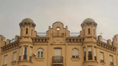 La capital y gran parte de la provincia viven un mediodía irreal, con el cielo teñido de ocre por la intrusión de polvo africano y el humo de los incendios en el Bierzo y la Cabrera. Las autoridades recomiendan limitar la actividad física al aire libre y mantener ventanas cerradas.