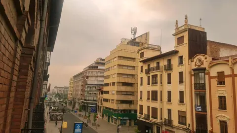 La capital y gran parte de la provincia viven un mediodía irreal, con el cielo teñido de ocre por la intrusión de polvo africano y el humo de los incendios en el Bierzo y la Cabrera. Las autoridades recomiendan limitar la actividad física al aire libre y mantener ventanas cerradas.