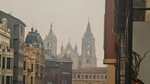 La capital y gran parte de la provincia viven un mediodía irreal, con el cielo teñido de ocre por la intrusión de polvo africano y el humo de los incendios en el Bierzo y la Cabrera. Las autoridades recomiendan limitar la actividad física al aire libre y mantener ventanas cerradas.