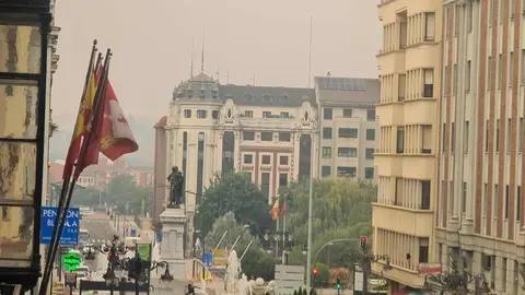 La capital y gran parte de la provincia viven un mediodía irreal, con el cielo teñido de ocre por la intrusión de polvo africano y el humo de los incendios en el Bierzo y la Cabrera. Las autoridades recomiendan limitar la actividad física al aire libre y mantener ventanas cerradas.