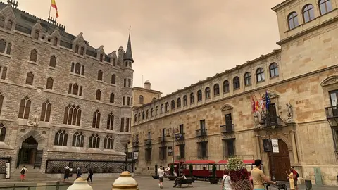 La capital y gran parte de la provincia viven un mediodía irreal, con el cielo teñido de ocre por la intrusión de polvo africano y el humo de los incendios en el Bierzo y la Cabrera. Las autoridades recomiendan limitar la actividad física al aire libre y mantener ventanas cerradas.