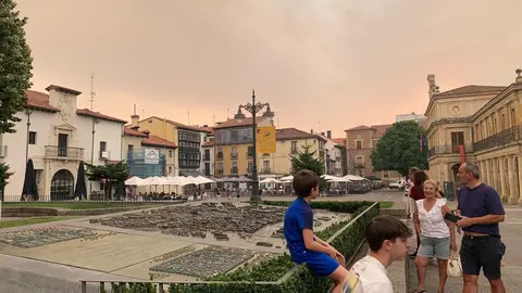 La capital y gran parte de la provincia viven un mediodía irreal, con el cielo teñido de ocre por la intrusión de polvo africano y el humo de los incendios en el Bierzo y la Cabrera. Las autoridades recomiendan limitar la actividad física al aire libre y mantener ventanas cerradas.