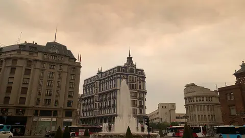 La capital y gran parte de la provincia viven un mediodía irreal, con el cielo teñido de ocre por la intrusión de polvo africano y el humo de los incendios en el Bierzo y la Cabrera. Las autoridades recomiendan limitar la actividad física al aire libre y mantener ventanas cerradas.