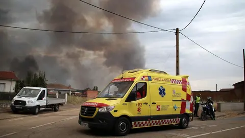 Herreros de Jamuz, en situación límite, en el momento de ser evacuado. Fotos: Peio García.