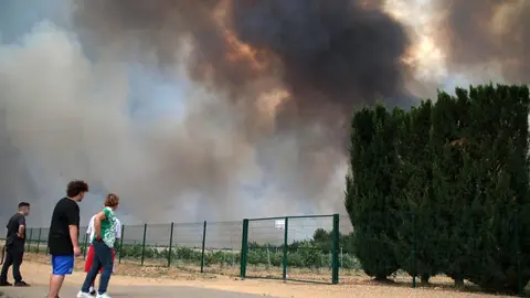 Herreros de Jamuz, en el momento de ser evacuado ante la amenaza de las llamas. Foto: Peio García