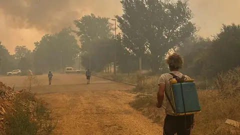 Vecinos de la Valdería se organizan para combatir el fuego.