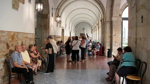 Los vecinos evacuados por los incendios, algunos con sus animales de compañía, son acogidos en el Seminario de Astorga y en el Acuartelamiento Santocildes
