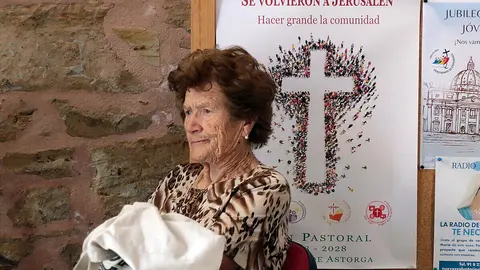 Los vecinos evacuados por los incendios, algunos con sus animales de compañía, son acogidos en el Seminario de Astorga y en el Acuartelamiento Santocildes