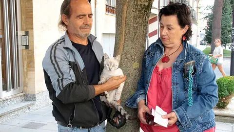 Los vecinos evacuados por los incendios, algunos con sus animales de compañía, son acogidos en el Seminario de Astorga y en el Acuartelamiento Santocildes